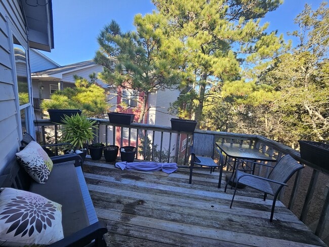 Building Photo - 700 W 1st St