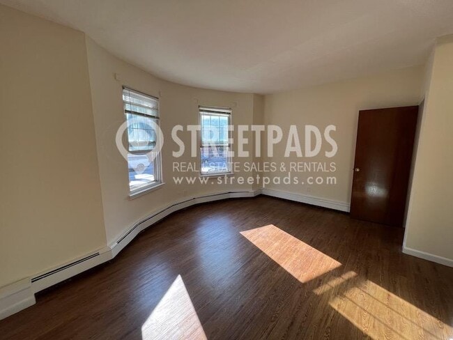 Building Photo - bedroom in Boston MA 02130