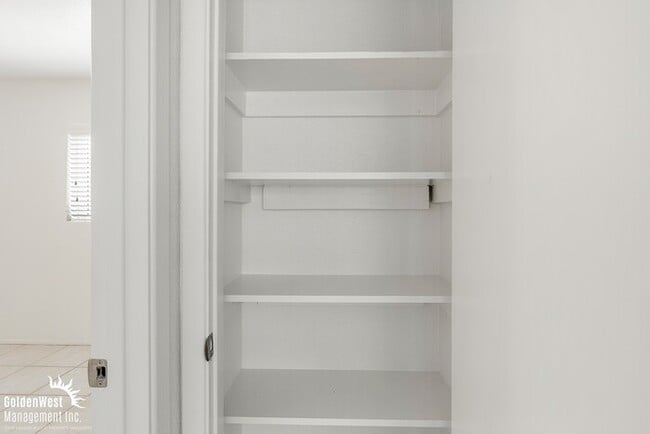 Building Photo - Single Level Spacious 2Bdm 1Ba Apartment i...