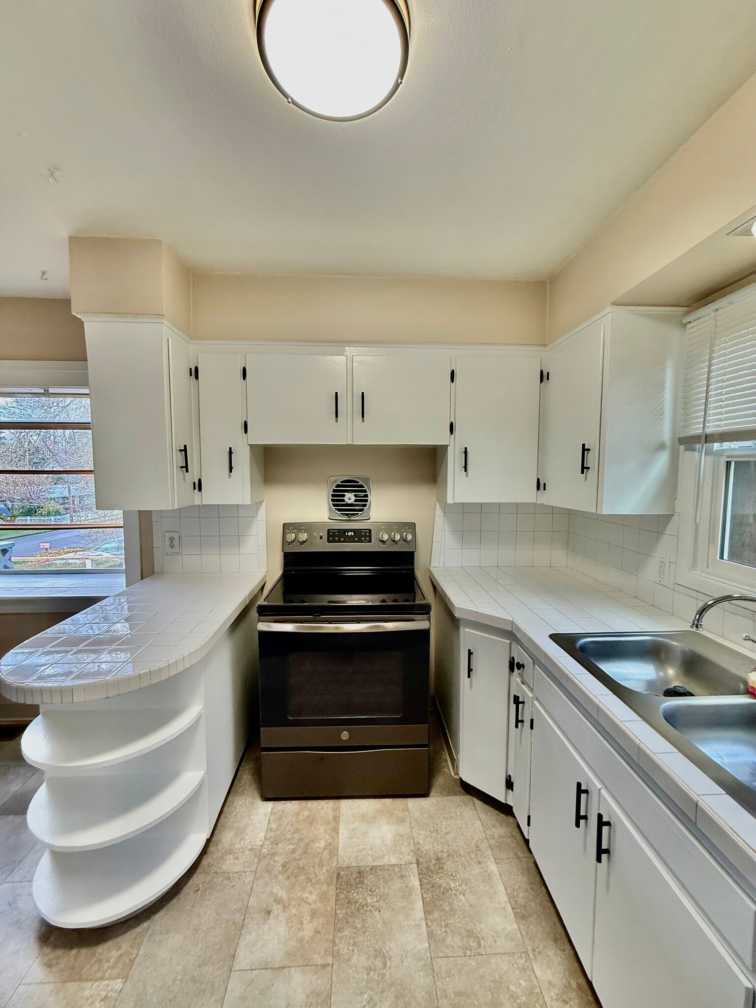 Building Photo - 701 NE 22nd Ave