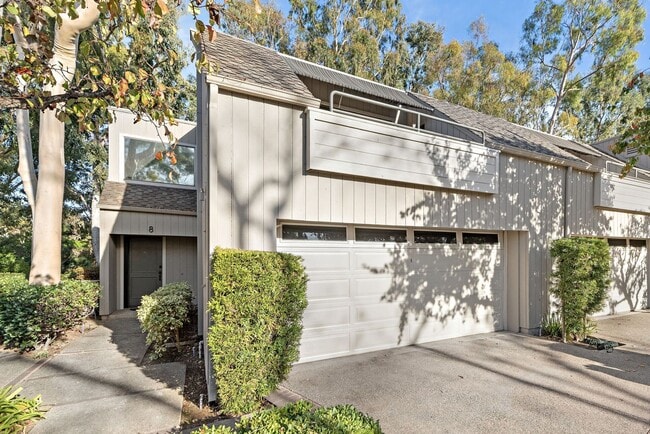 Building Photo - Charming Townhome in Turtle Rock