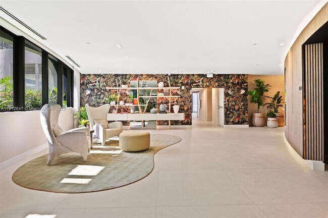 Building Photo - 700 NE 24th St