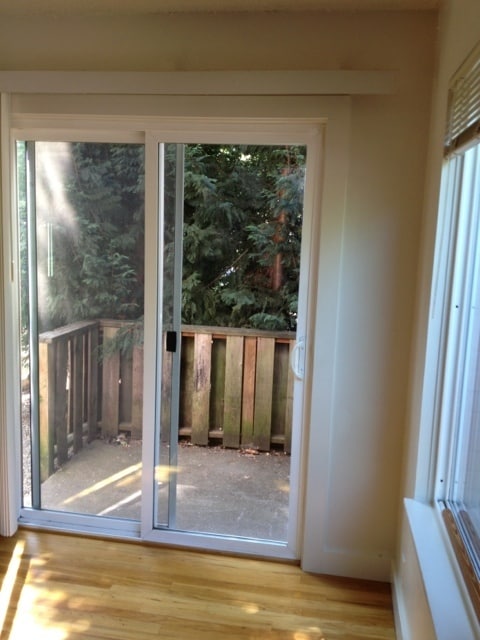 Building Photo - Taggart TownHouse Hardwood's, Patio, Park, Pets, Bike, Bus
