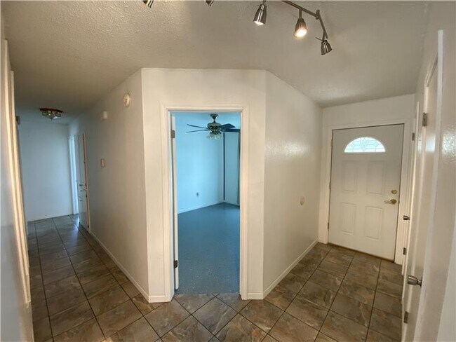 Building Photo - 1122 Rhonda Lee St