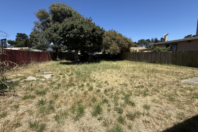Building Photo - Spacious 3-Bedroom Home with Hardwood Floors & Large Backyard in South San Francisco