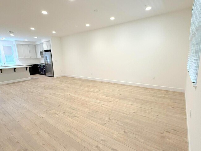 Building Photo - NEW PRICE ! Modern & Luxurious Ryan Terrac...