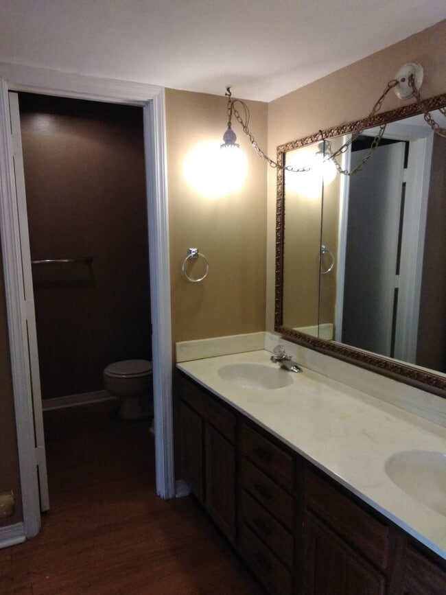 Building Photo - Village Green Townhouse for Lease!