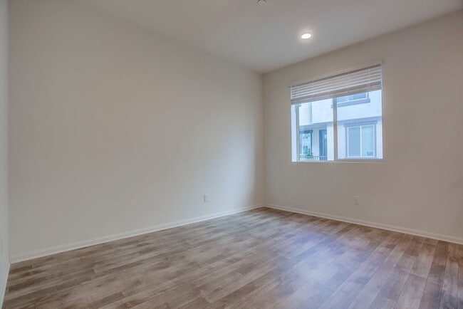 Building Photo - Beautiful 4 Bedroom Townhome! Built in 202...