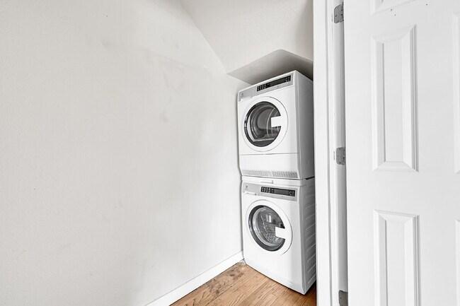 Building Photo - $2,095 - Updated 2 bed/1 bathroom Denver C...