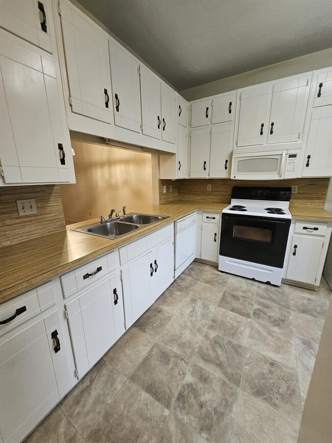 Building Photo - 463 E Van Buren St