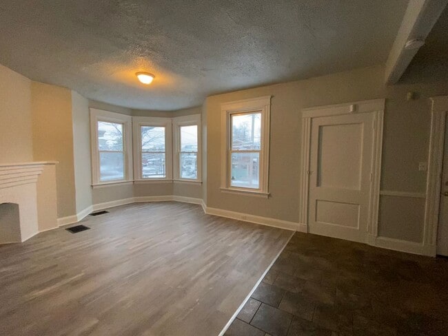 Building Photo - CENTRALLY LOCATED 6 BEDROOM 2 BATH OVER 2200 SQ FT!