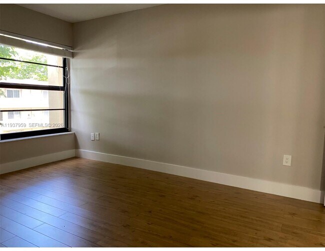 Building Photo - 10431 N Kendall Dr