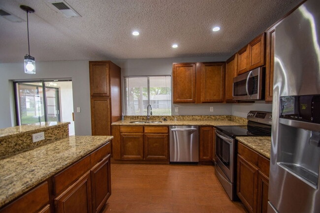 Building Photo - 704 Putt Ln