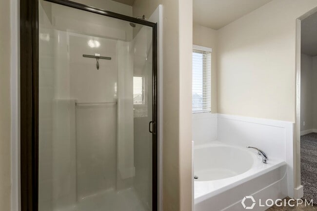 Building Photo - Stunning Single Family Home In Excellent L...