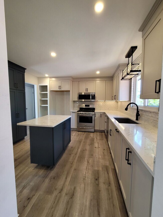 Building Photo - Gorgeous 4 Bedroom Home for Rent on Buckho...