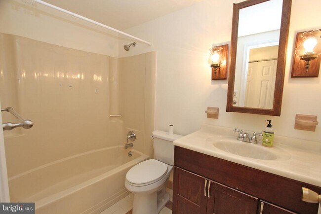 Building Photo - 185 Valley Stream Cir