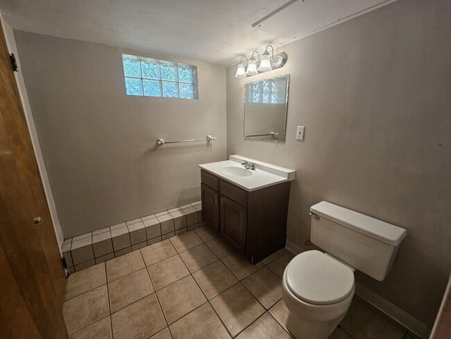 Building Photo - Spacious 5-Bedroom 2.5 Bath Home