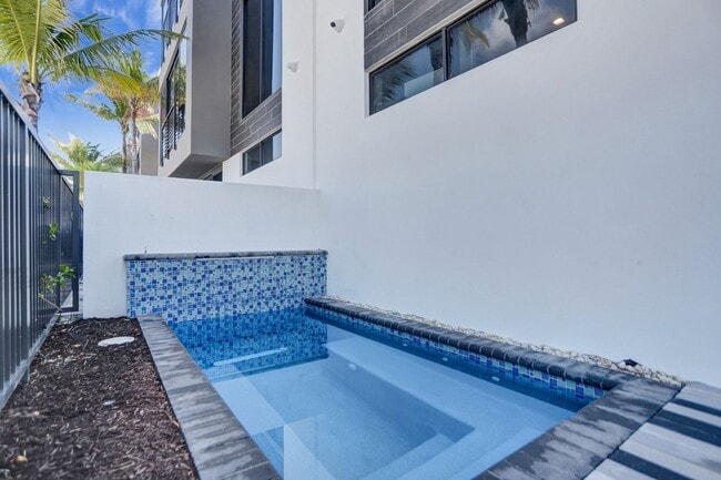 Building Photo - Gorgeous New Townhouse on the Beach