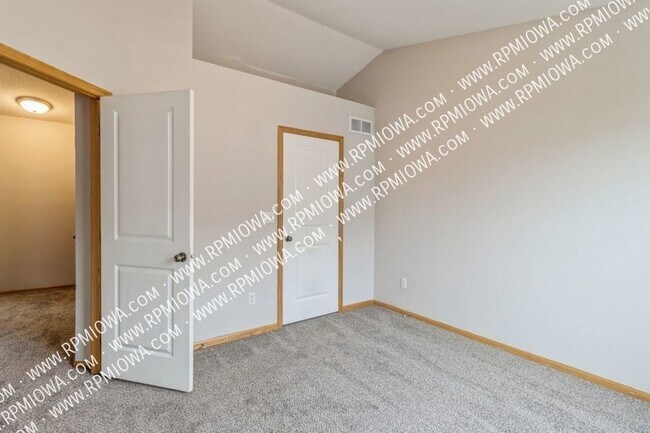 Building Photo - GREAT LOCATION!! 2 Bedroom, 2 Bathroom Tow...
