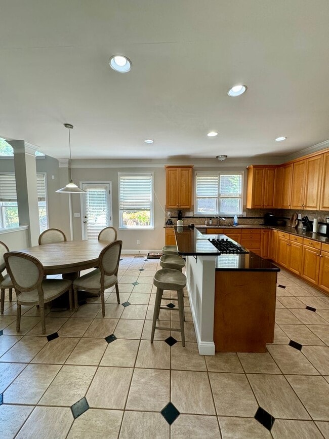 Building Photo - AVAILABLE AUGUST 23.  Spacious 5BR Home in...