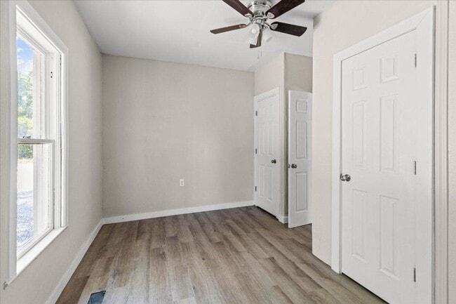 Building Photo - Charming 3 Bedroom, 2 Bathroom Home for Re...
