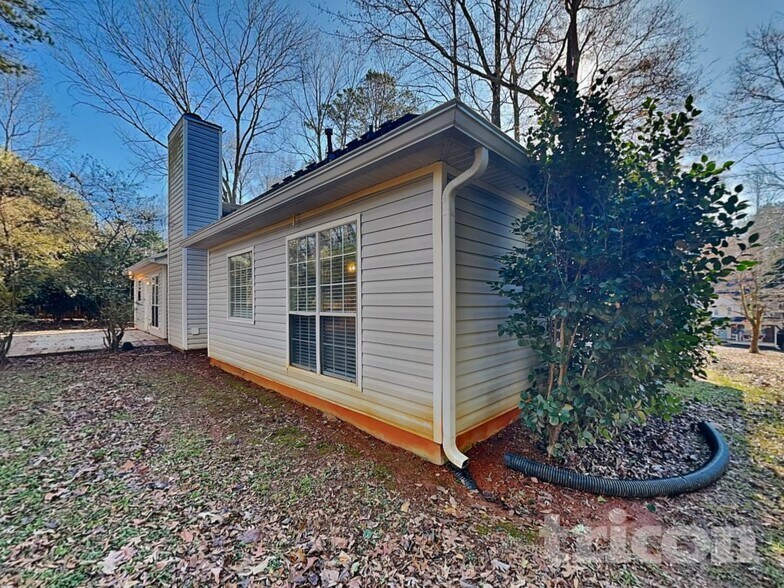 Building Photo - 6030 Savannah Dr