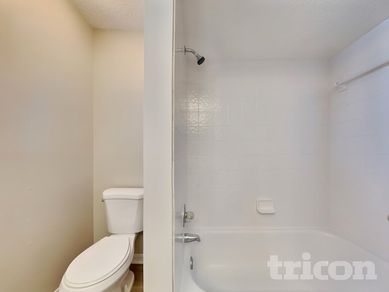 Building Photo - 528 Little Lake Ct