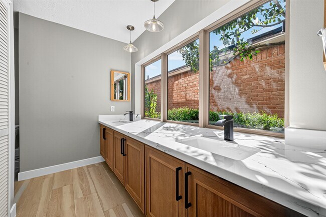 Building Photo - 2026 Ashford Hollow Ln