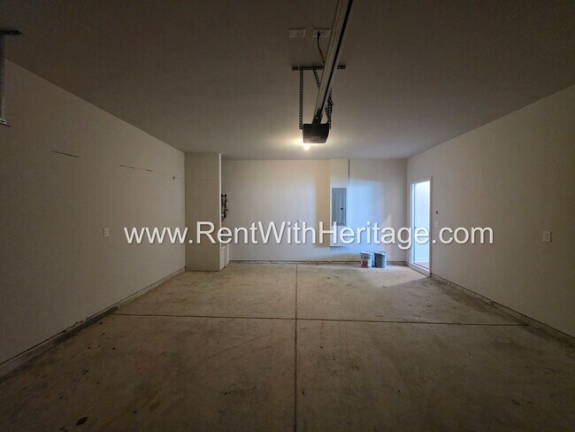 Building Photo - 8650 Paradise Dr