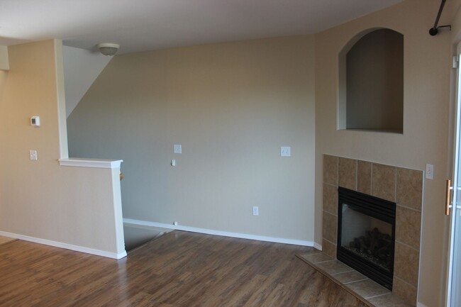 Building Photo - Three bedroom townhome by Bear Creek Park