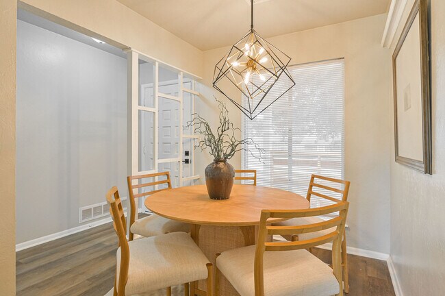 Building Photo - 1021 W Woodcrest Dr