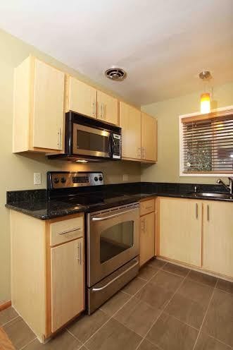 Building Photo - Cozy Condo at Marquam Court. Near OHSU with Parking and Storage