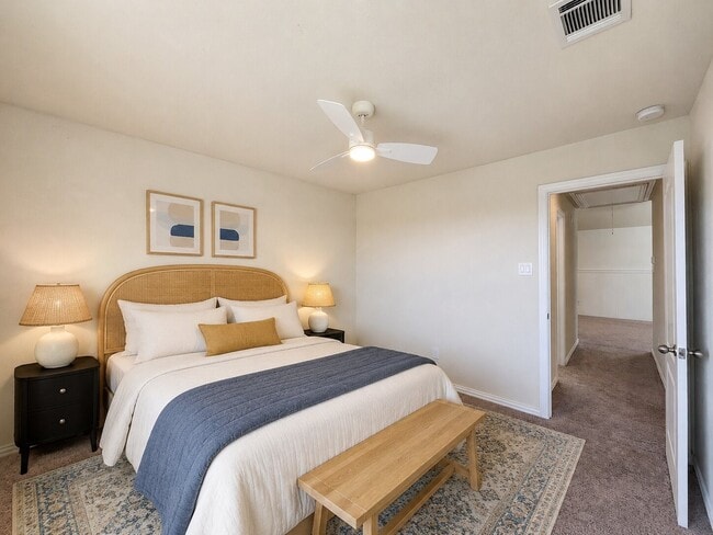 Building Photo - 2119 Del Mar Dr