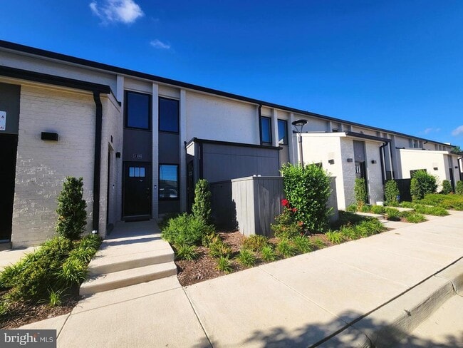 Building Photo - 19520 VILLAGE Walk Dr