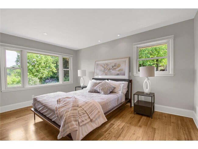 Building Photo - 3465 Deephaven Ave