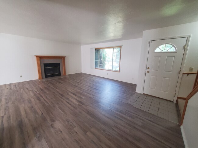 Building Photo - 1322 Walstrom Ln