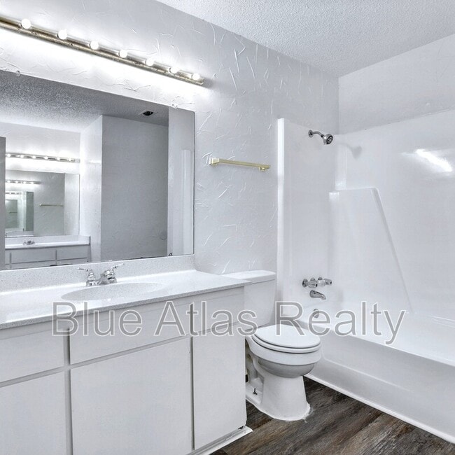 Building Photo - 1705 La Salle Dr