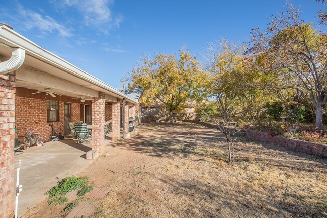 Building Photo - 3 Bedroom 2 Bathroom Home - Dogs Allowed & Large Backyard!