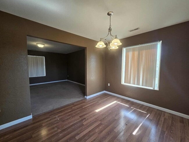 Building Photo - Beautiful Town House