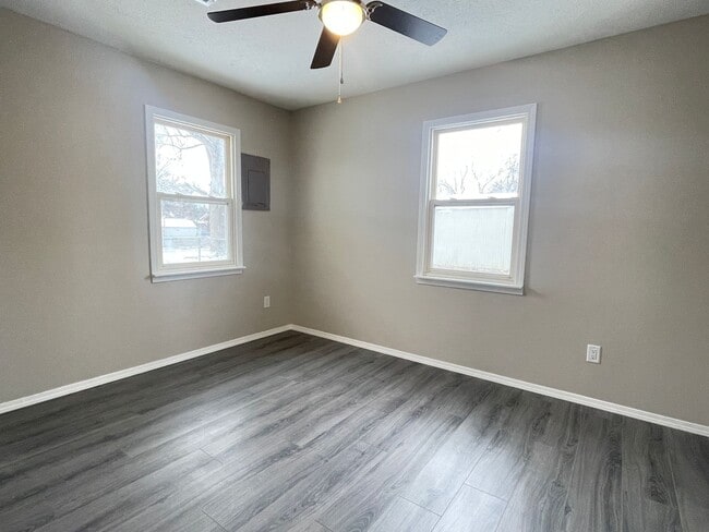 Building Photo - 2043 S Sagamont Ave