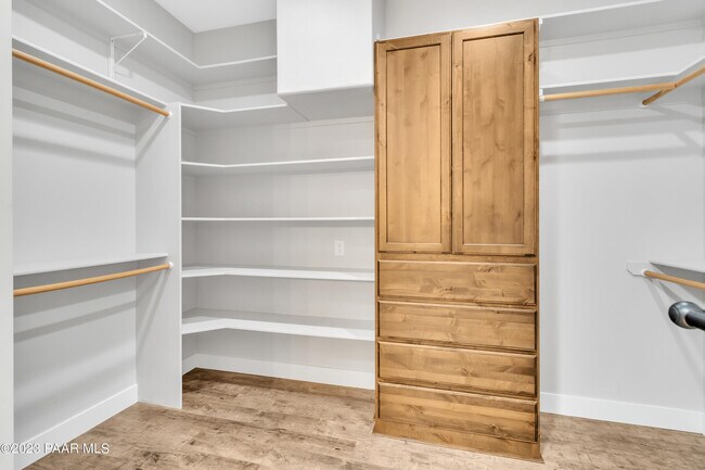 Building Photo - 1584 Majestic Way