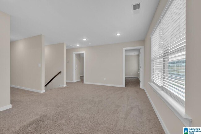 Building Photo - 170 Kings Wy