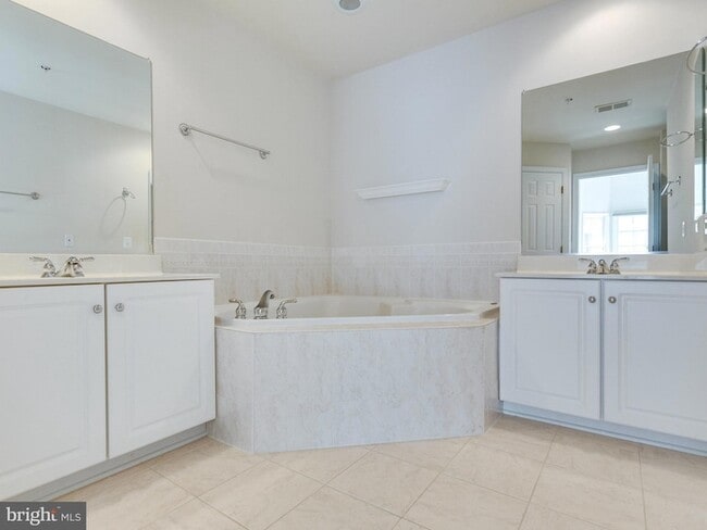 Building Photo - 8870 Ashgrove House Ln