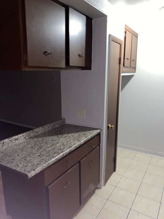 Building Photo - 1885 N Taylor Rd