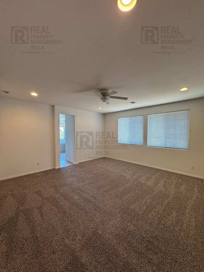 Building Photo - Huge Kitchen, Downstairs Bedroom, and More...