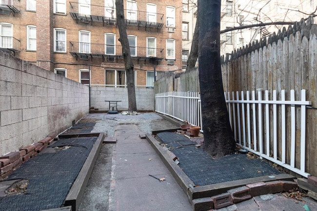 Building Photo - 250 E 82nd St