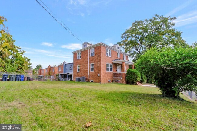 Building Photo - 5230 Blaine St NE