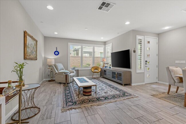 Building Photo - Luxurious, Modern, Completely Renovated 3 ...