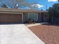 Building Photo - Stunning 4 bedroom, 2 bathroom home! Showi...