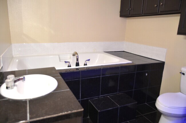 Building Photo - 308 E Olive St